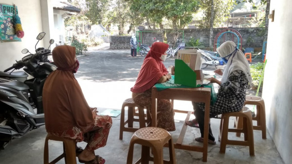 kader melakukan pencatatan di KMS Lansia