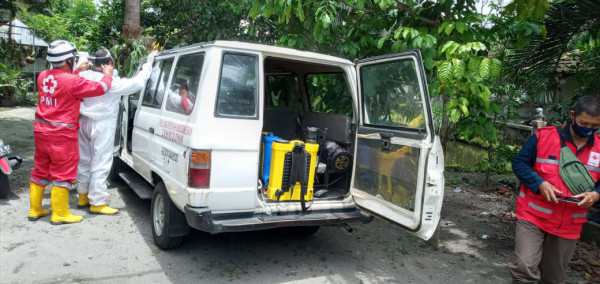 Penyemprotan disenfektan oleh PMI ke rumah warga yang positive Covid19