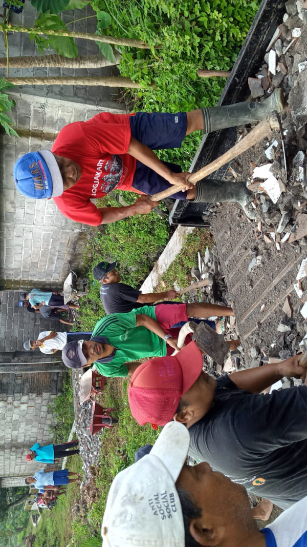 Gotong royong perbaikan Jalan