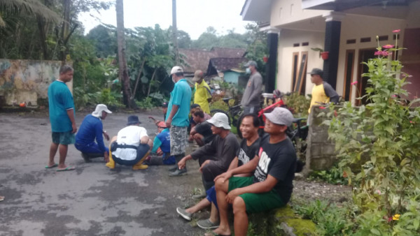 Gotong Royong Warga Giyan Banjarharjo