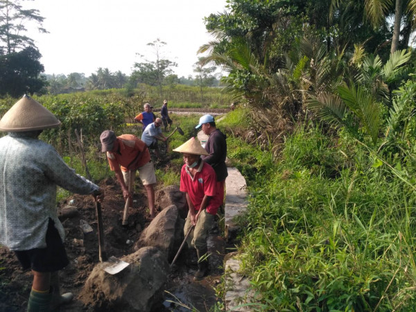 Gotong Royong Pembuatan Drainase Dusun Banjarharjo