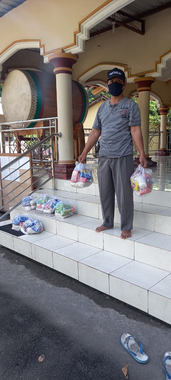 Pemberian sembako untuk dusun cokrogaten