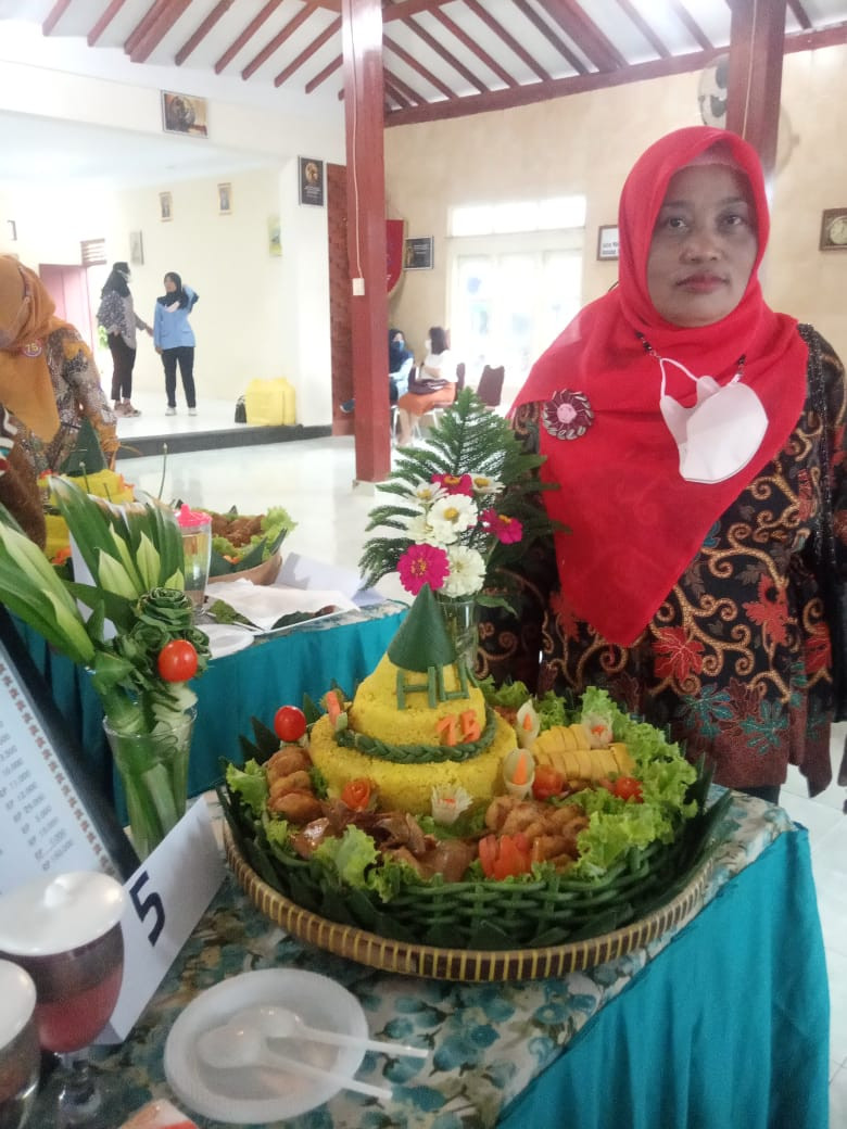 Ikut lomba tumpeng di desa bimomartani dari dusun Rogobangsan