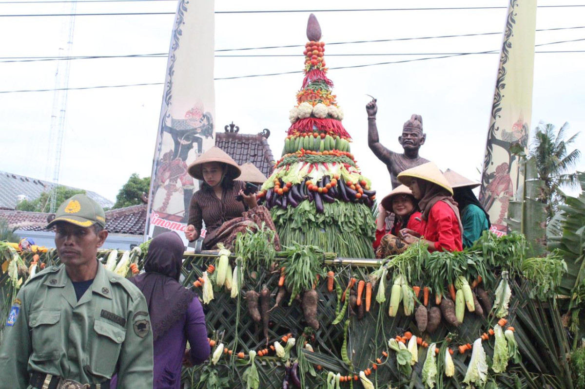 Karnaval memperingati HUT Bimomartani ke 75 dari dusun Rogobangsan