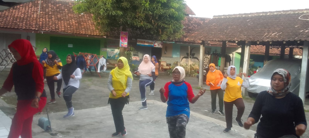 Senam Rutin Rw 04 Rogobangsan