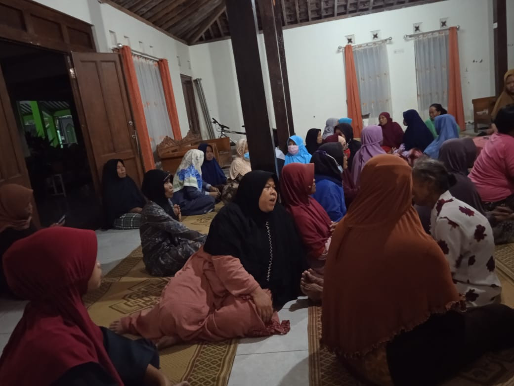 Mendengarkan informasi dari Bu dukuh