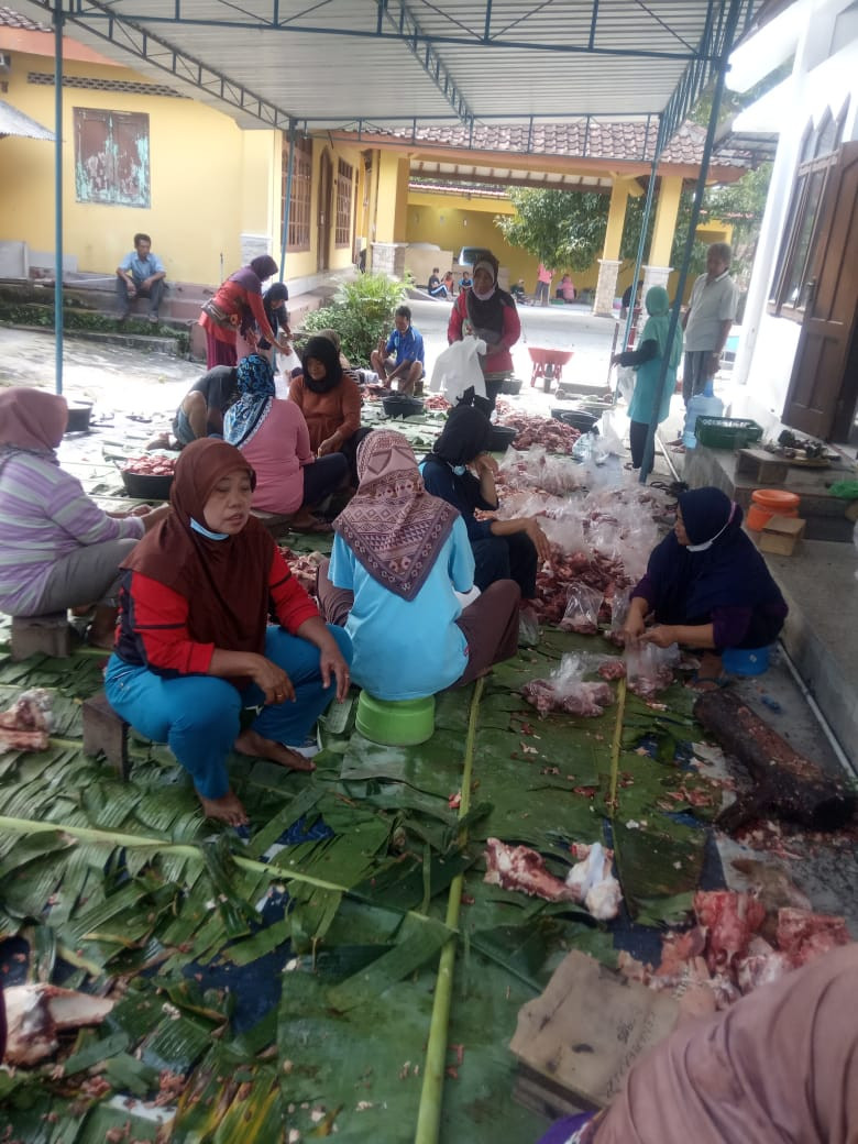 Penyembuhan Hewan kurban dimasjid At Taubah RW04 Rogobangsan