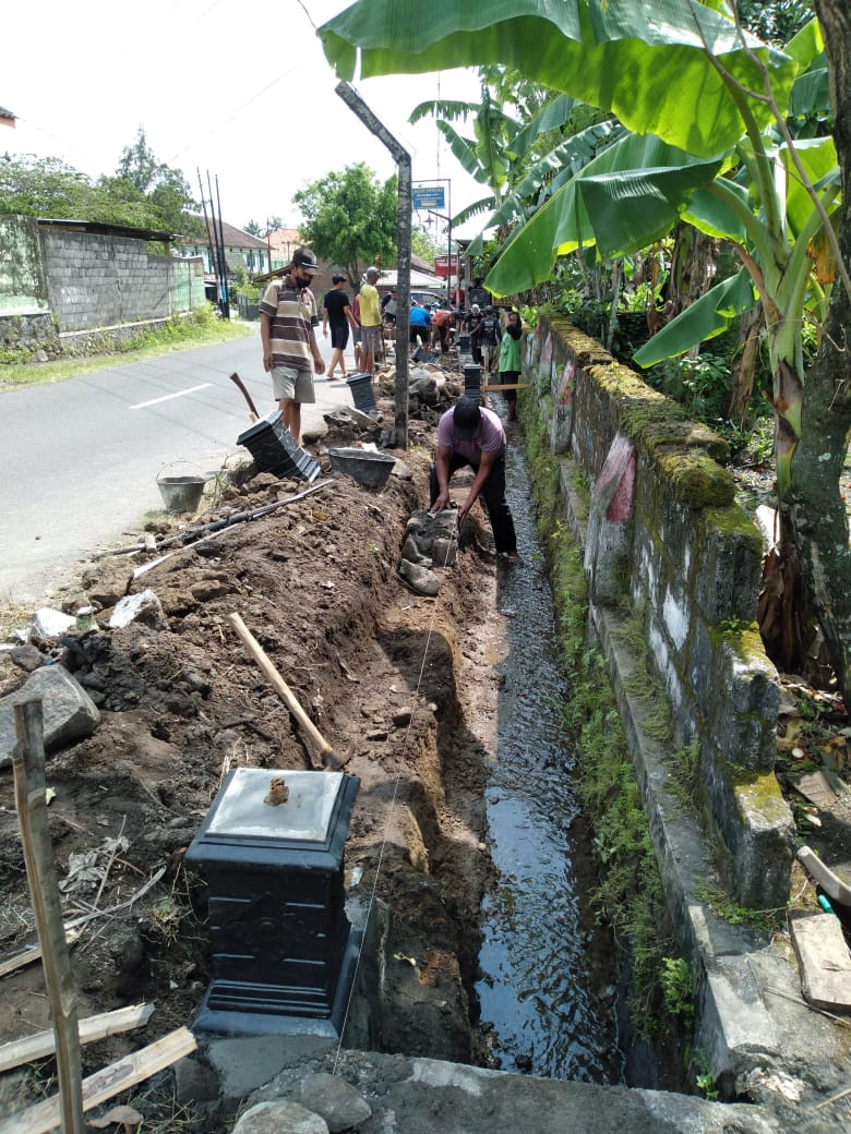 Gotong Royong Pembangunan Talud & Dudukan Tiang Bendera RT01 Purwobinangun