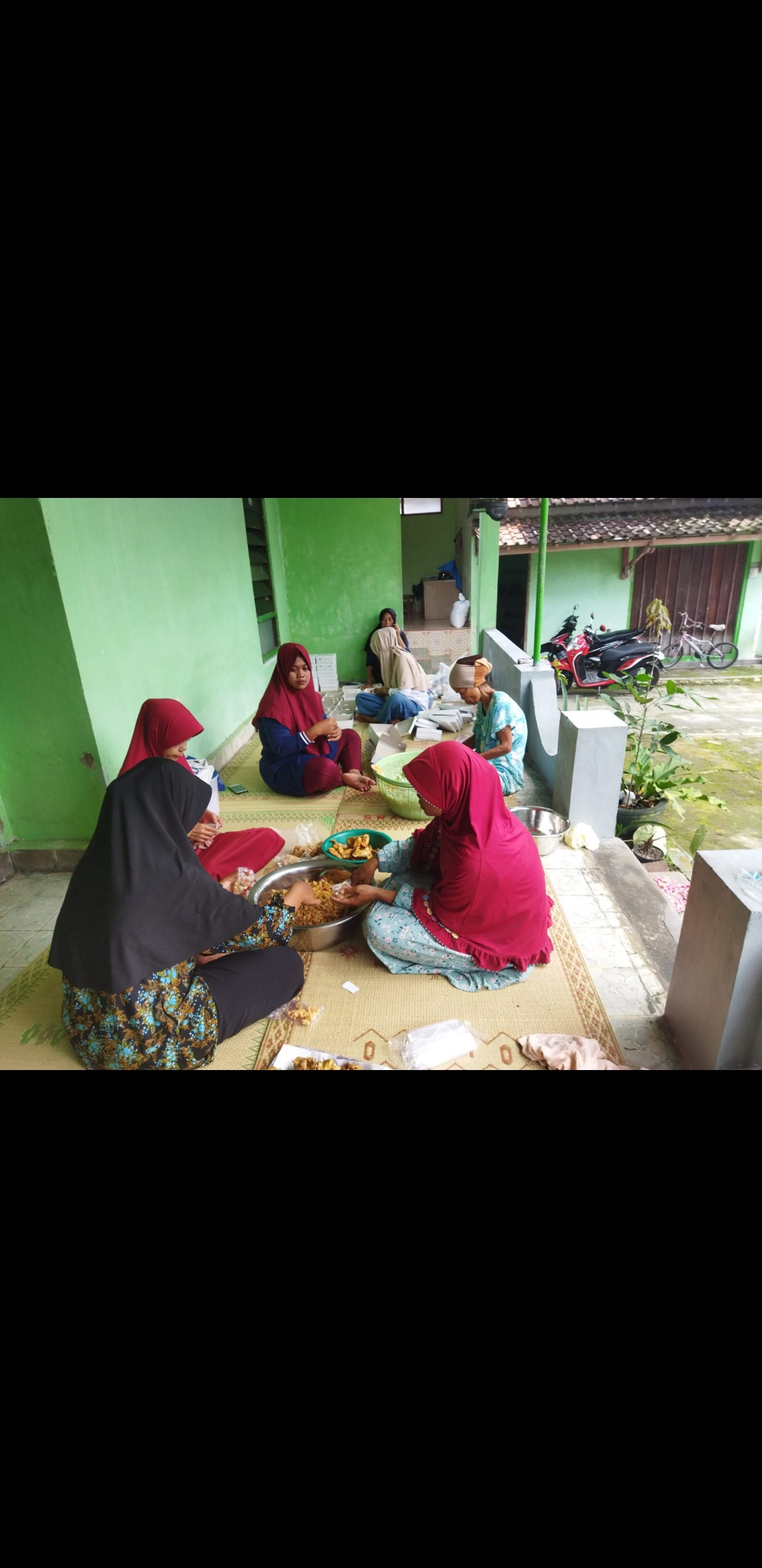 Ibu-ibu memasakan sodakoh jamaah tahlil sadranan