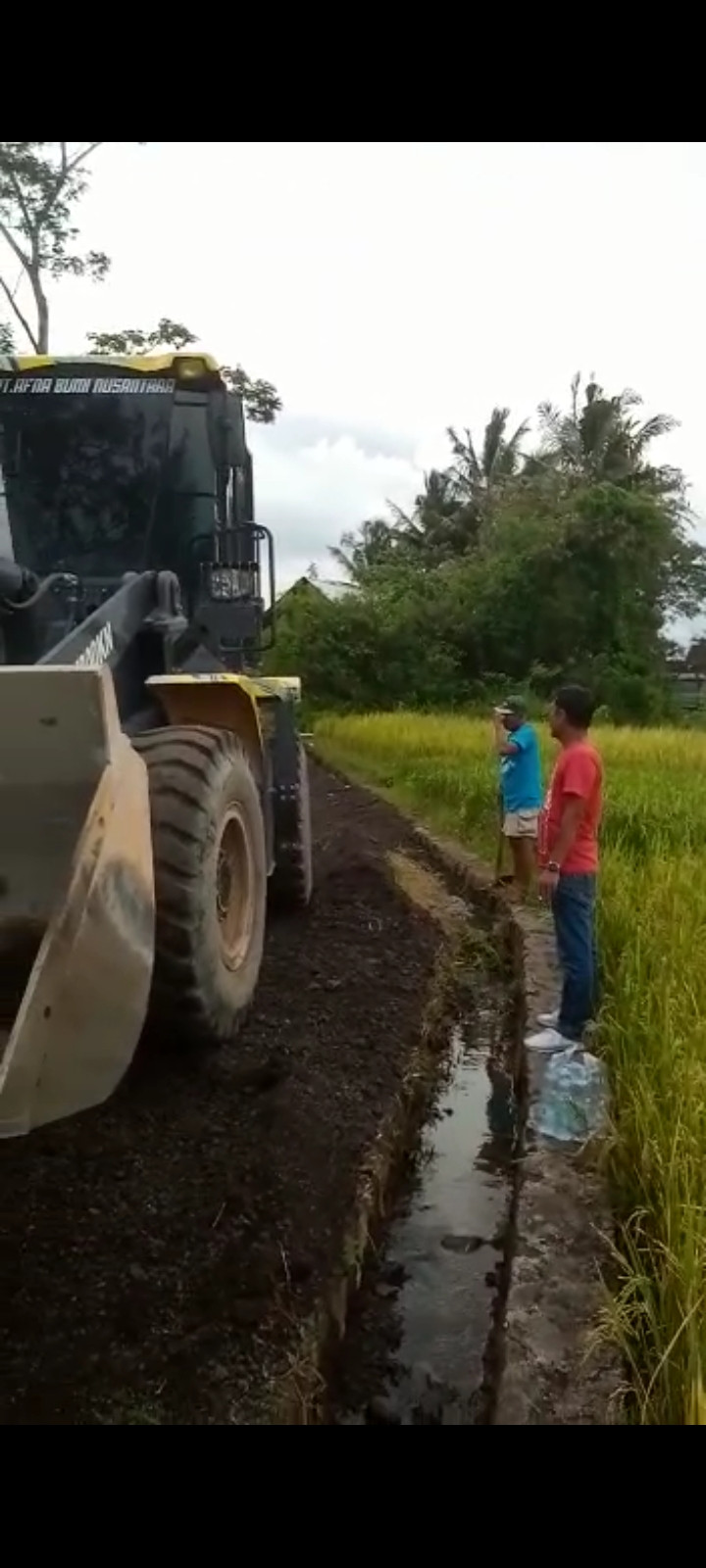 Perataan jalan sawah memakai alat berat( koroulon Kidul)