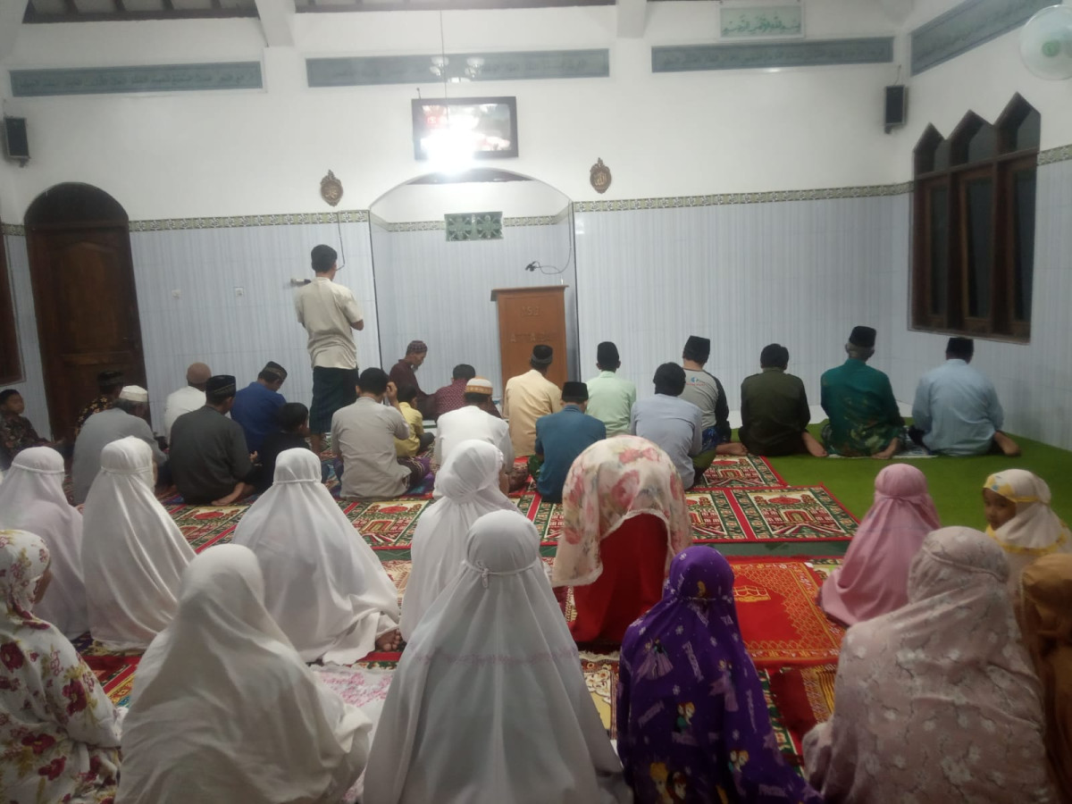 Tarawih di masjid At Taubah Rogobangsan