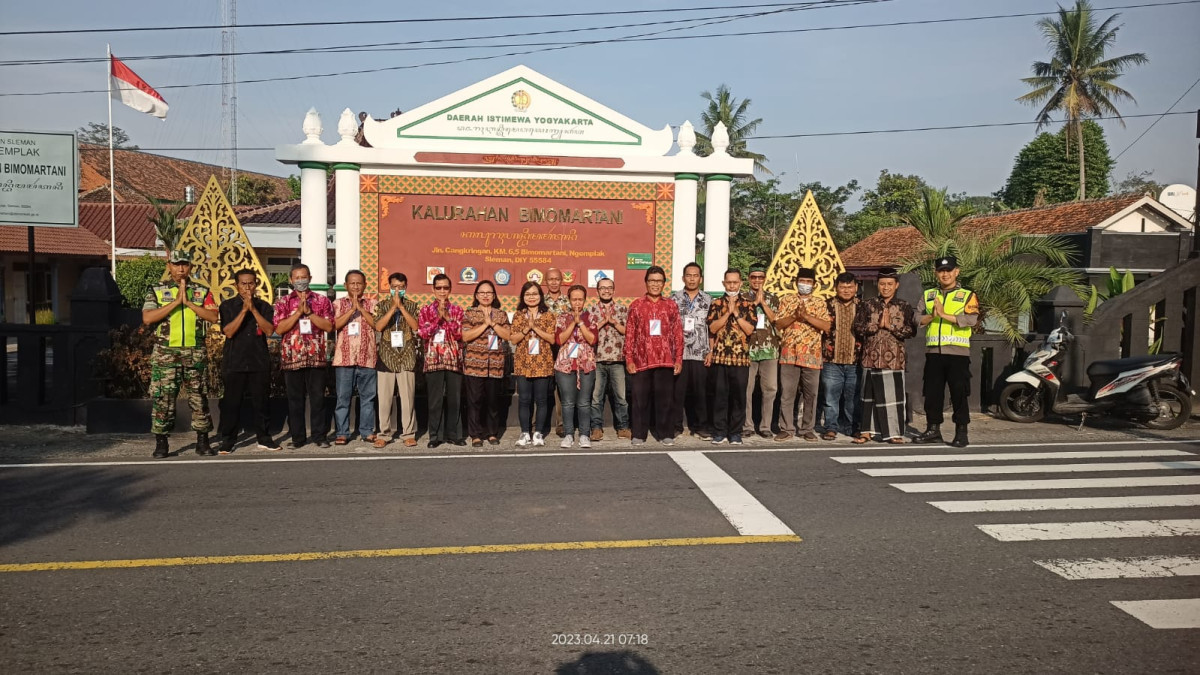 Kegiatan shalat idul fitri dibantu keamanan warga kristiani ( koroulon kidul )