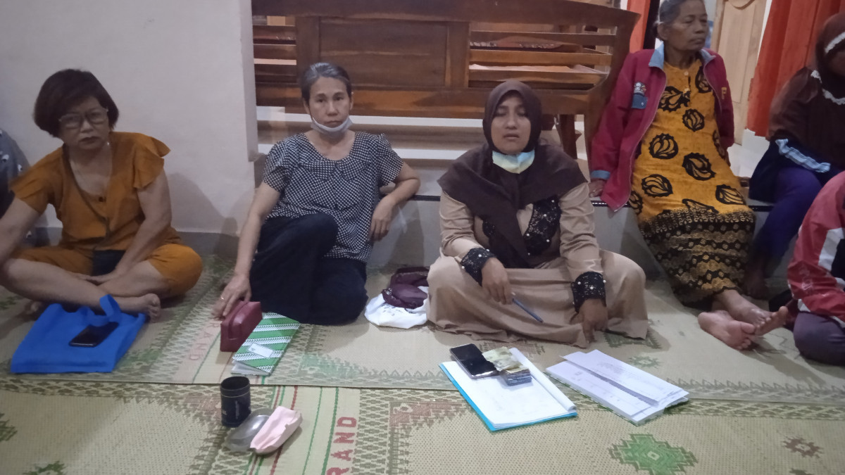 Pertemuan arisan ibu ibu rt 4 rw 27 Koroulon Kidul