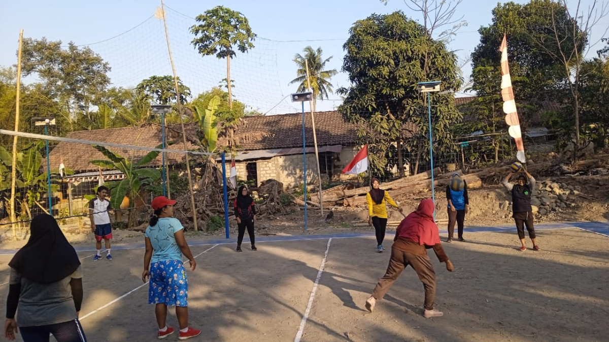 Latihan  voly ibu " PKK dan pemuda padukuhan Rogobangsan