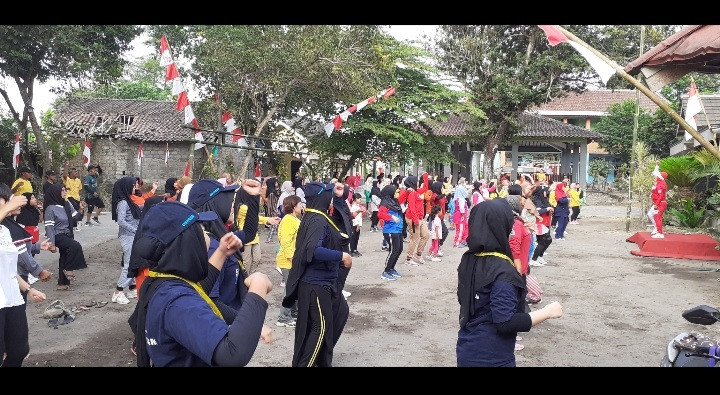 Bersama mahasiswa dari UGM