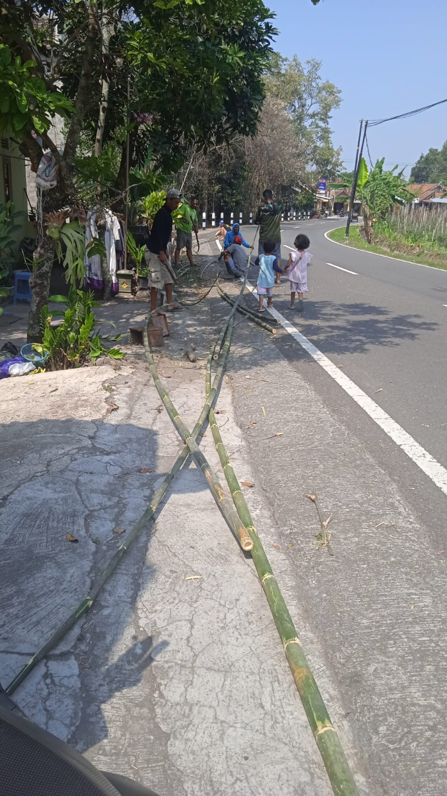 KEGIATAN GOTONG ROYONG WARGA RW 27 KOROULON KIDUL DALAM RANGKA HARI KEMERDEKAAN