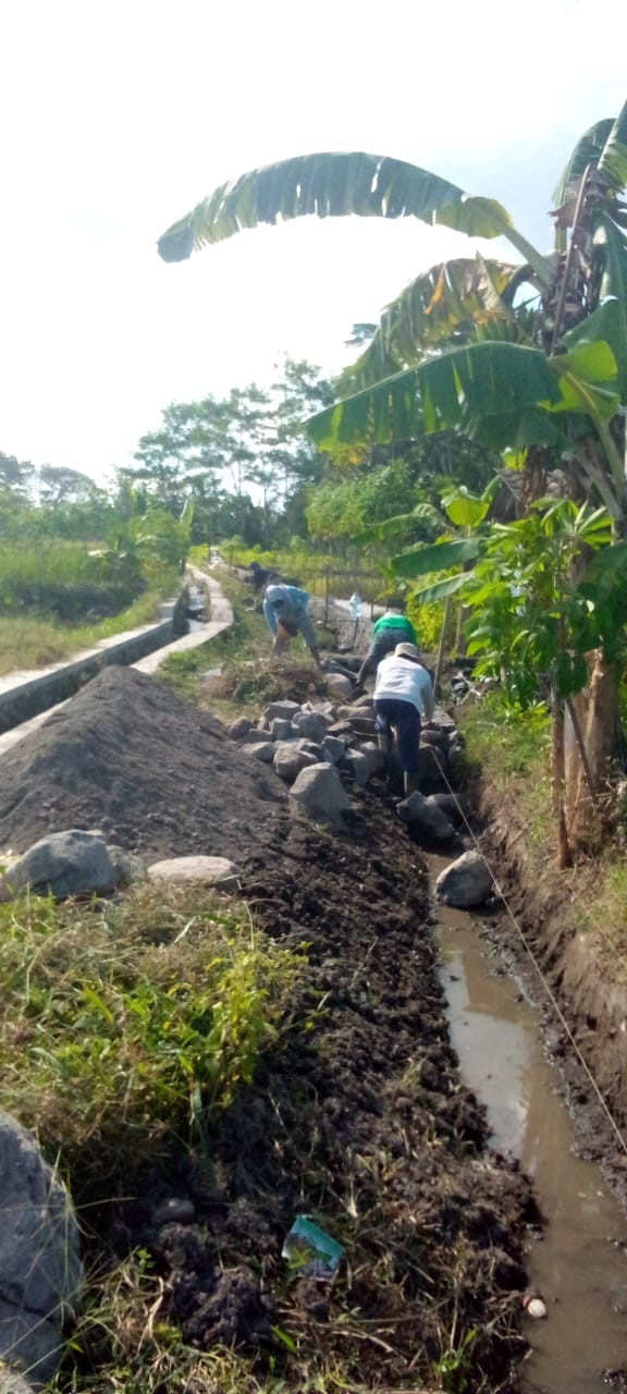 KEGIATAN PEMBANGUNAN JALAN DAN TALUD DUSUN KOROULON KIDUL