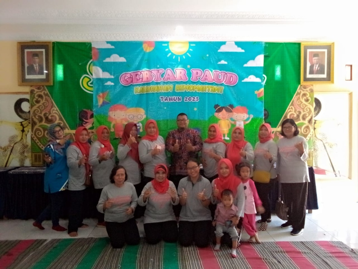 KERJASAMA DENGAN PENDONGENG KAK ARIS (PAHLAWAN BERTOPENG) DALAM RANGKA GEBYAR PAUD BIMOMARTANI DAN HARI ANAK NASIONAL
