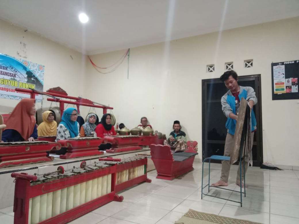 Latihan karawitan di RW 04 Rogobangsan