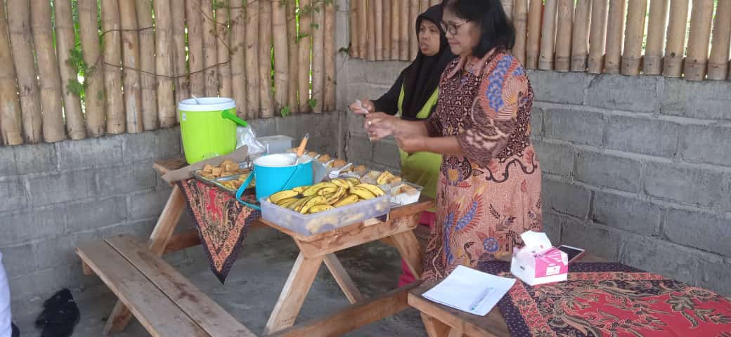 Pemberian PMT pada Balita dusun Purwobinangun dan Koroulon Lor