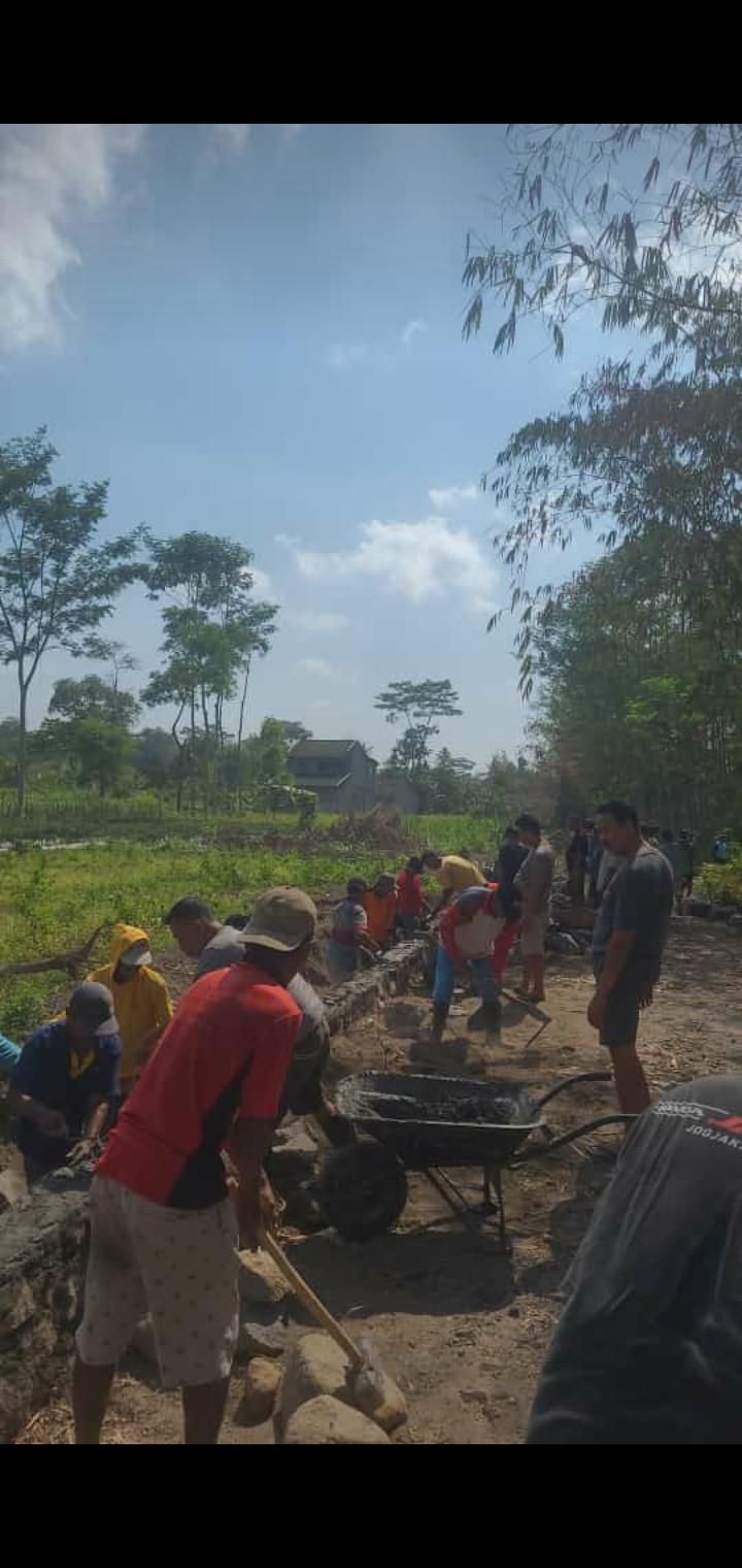 Gotong royong pembuatan talut cokrogaten
