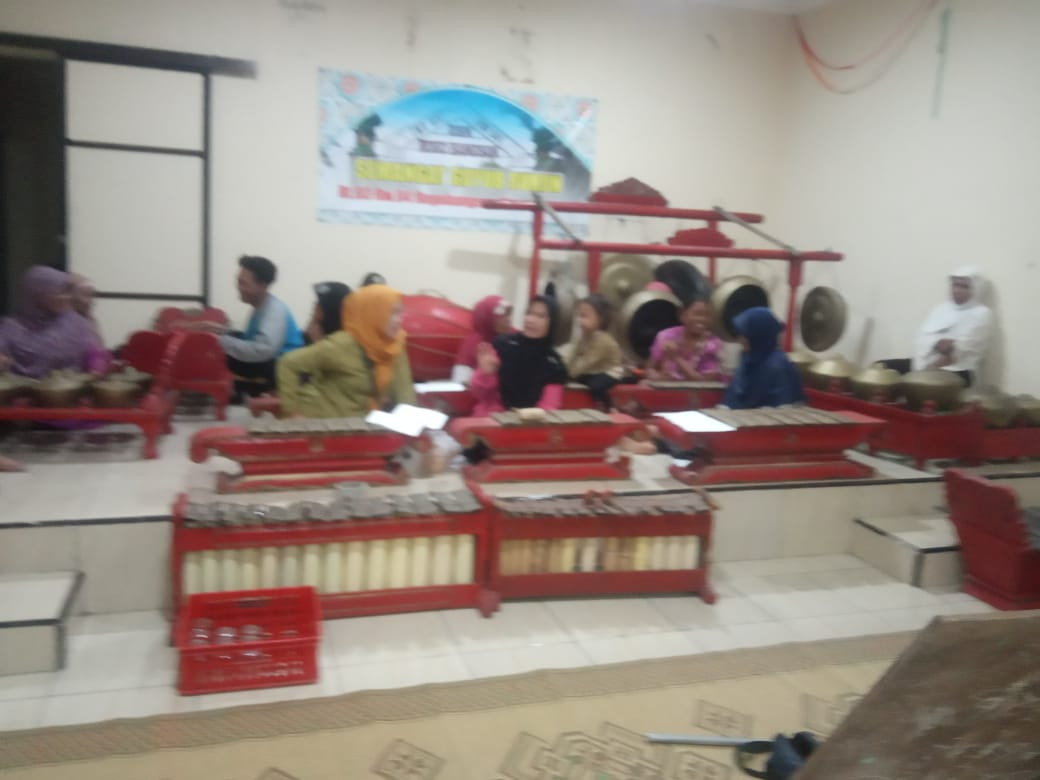 Latihan karawitan di RW 04 Rogobangsan