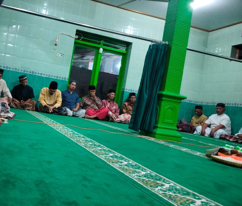 Bapak-bapak yang menghadiri pengajian