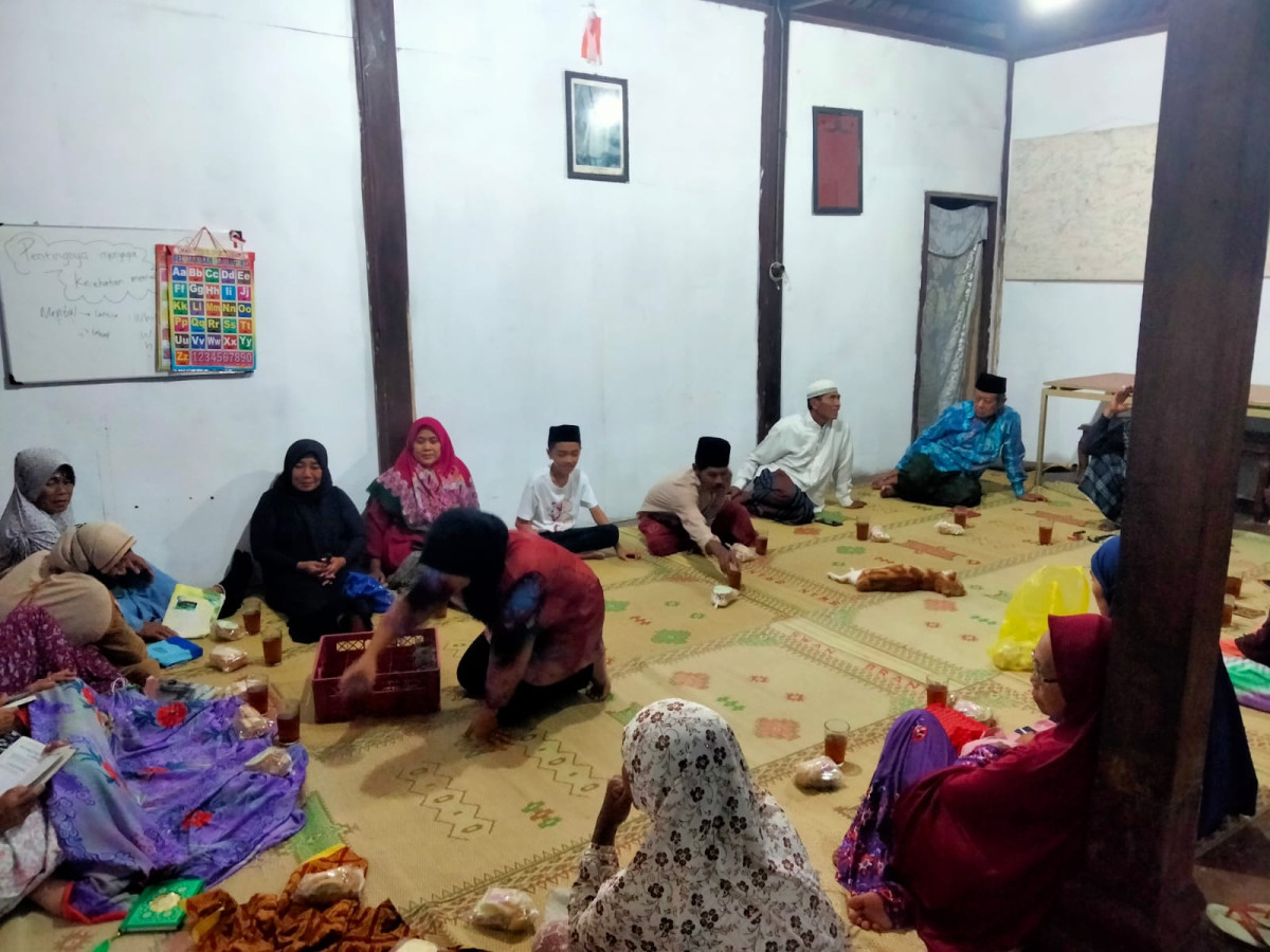 Yasinan malam Jumat. RT 02 kragilan