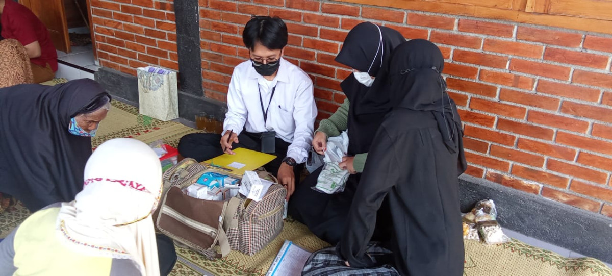 Pemeriksaan oleh dokter dari Puskesmas Ngemplak 1