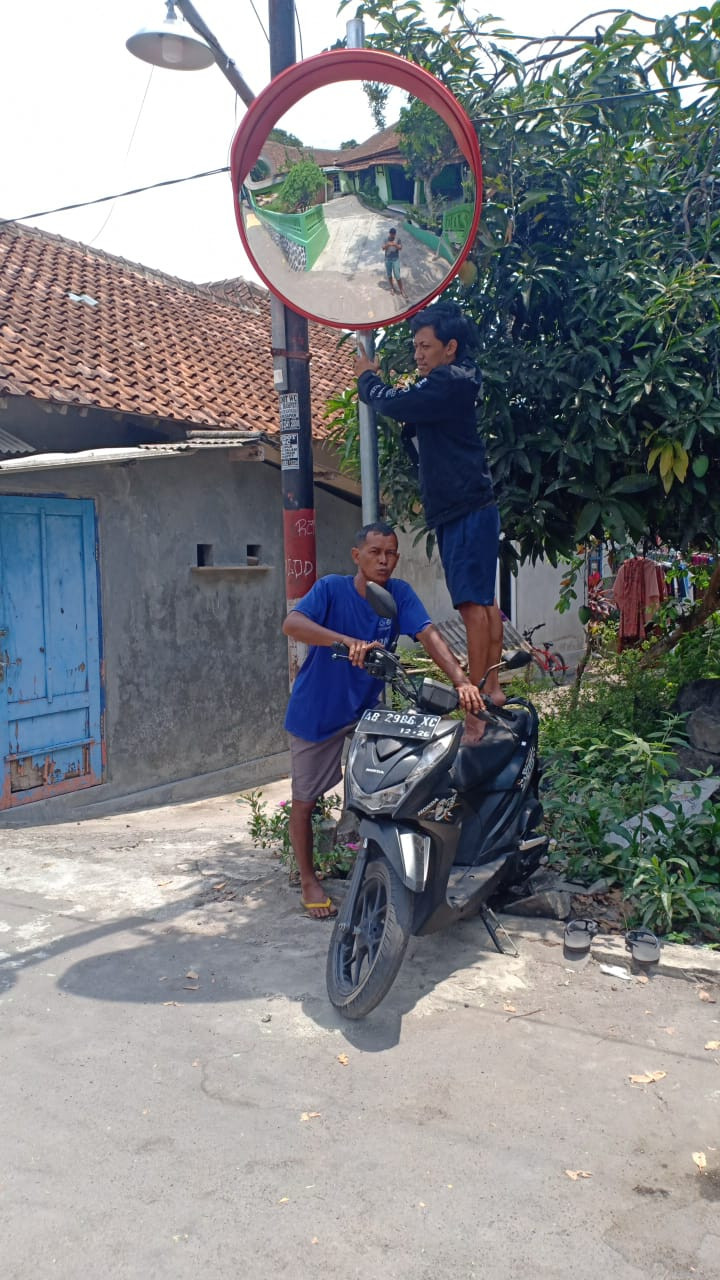 Pemasangan Kaca Dusun Koroulon Kidul