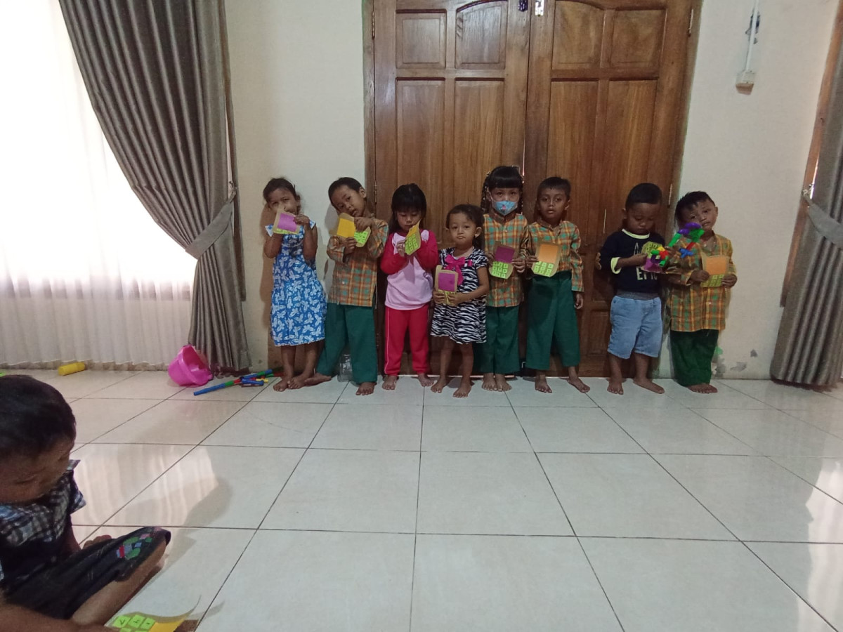 Kegiatan SPS Srikoyo Koroulon Kidul Membuat handphone