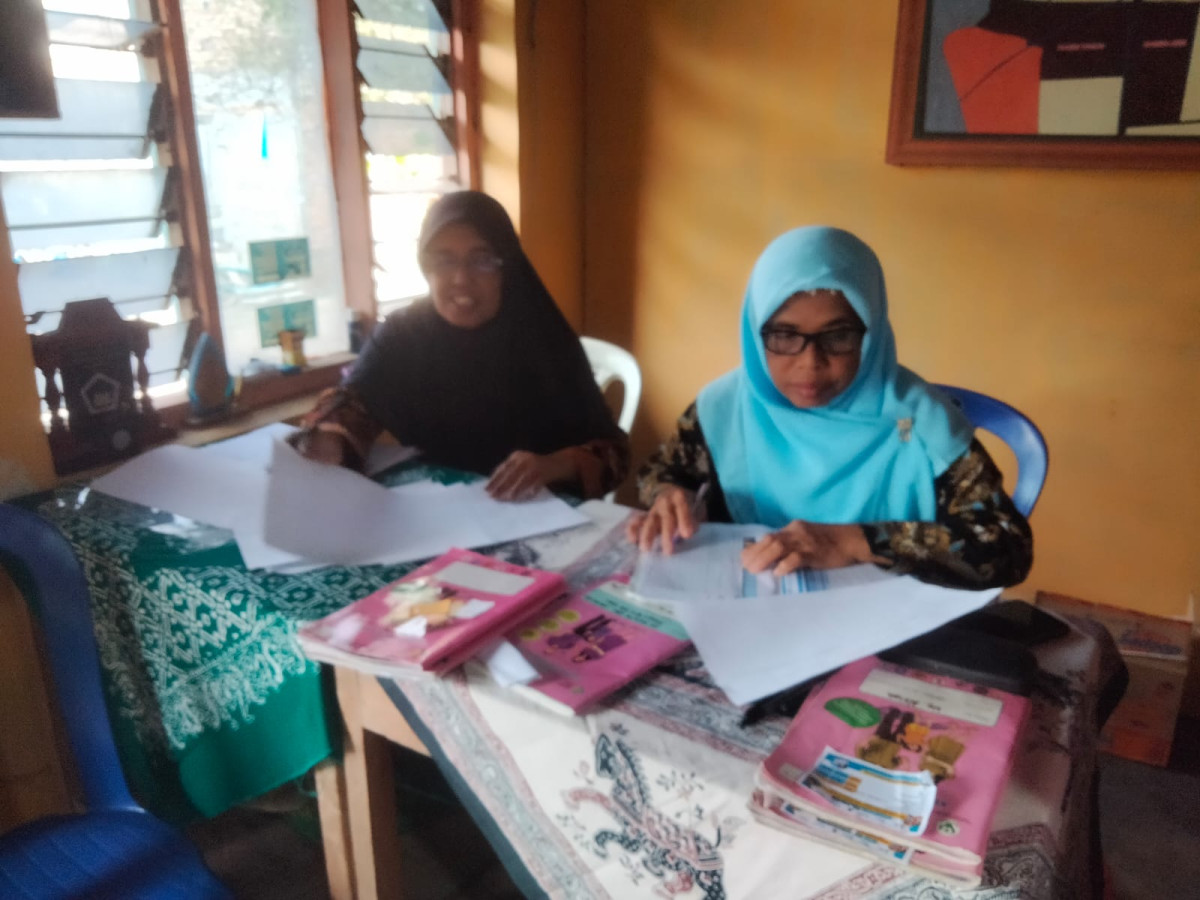 Ibu-ibu kader yang sedang mencatat
