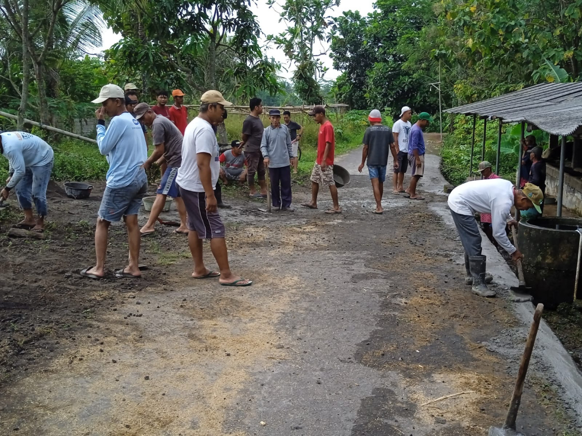 Gotong royong tegal jaten balong