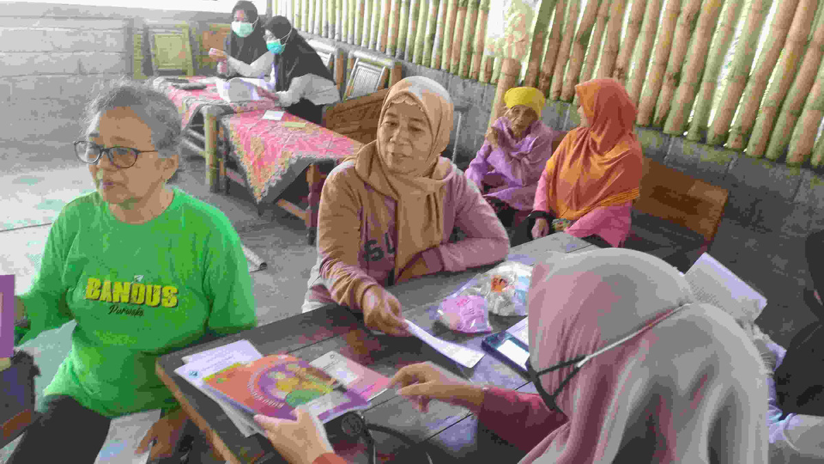 Pencatatan BB dan cek Tensi Lansia Purwobinangun