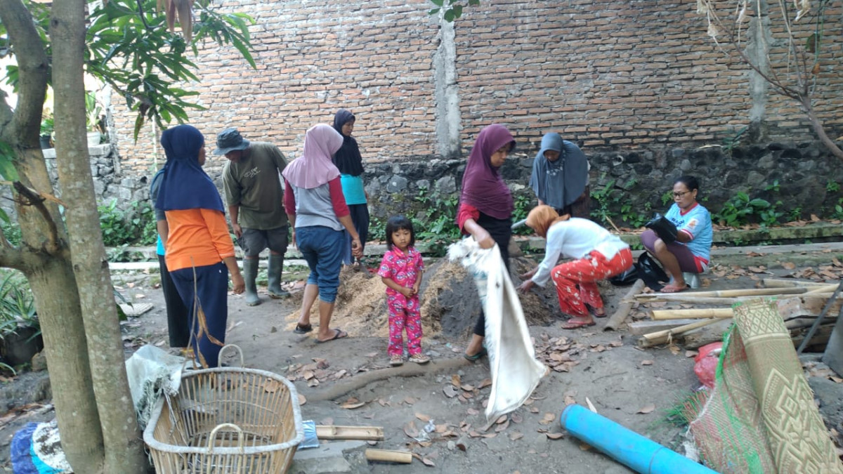 Gotong royong KWT Mawar Handayani dusun Kalibulus