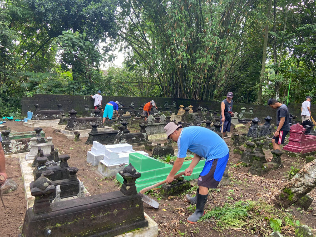 Besik Makam Koroulon Lor