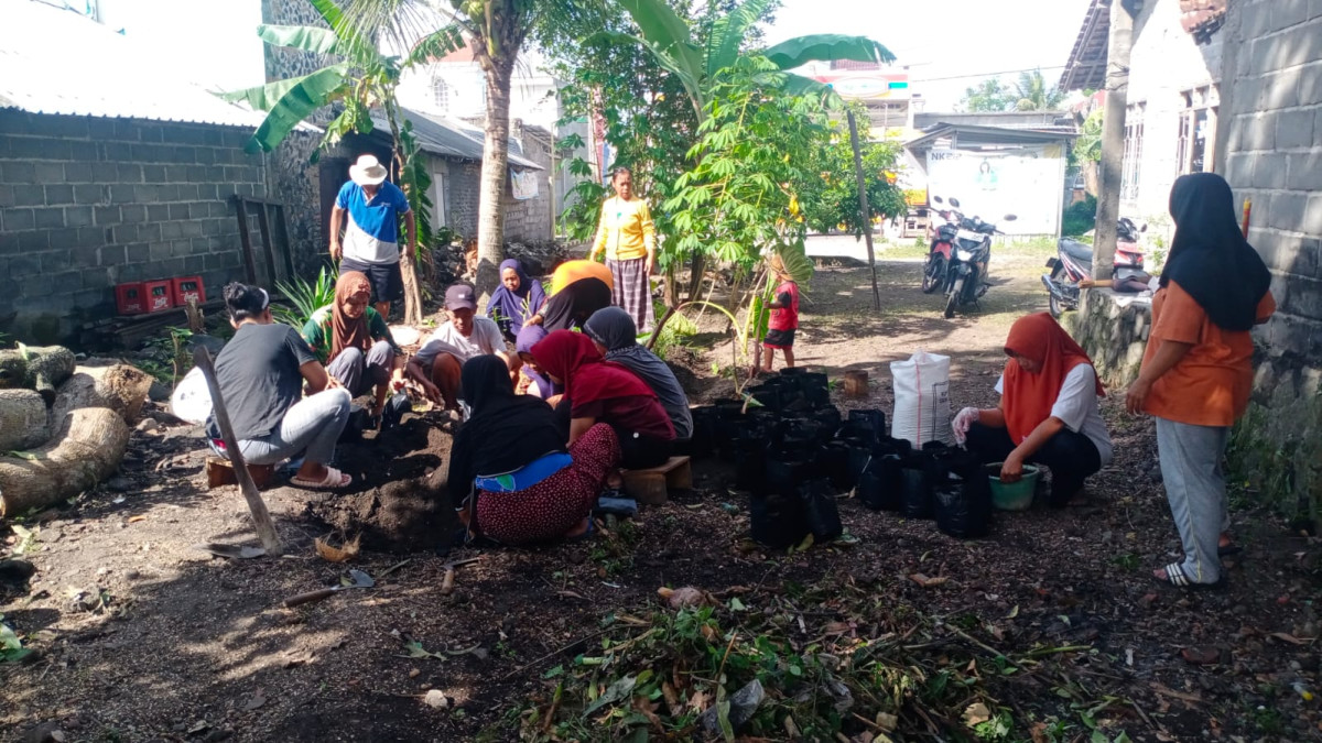 Gotong royong ibu-ibu RT 04 dusun Kalibulus