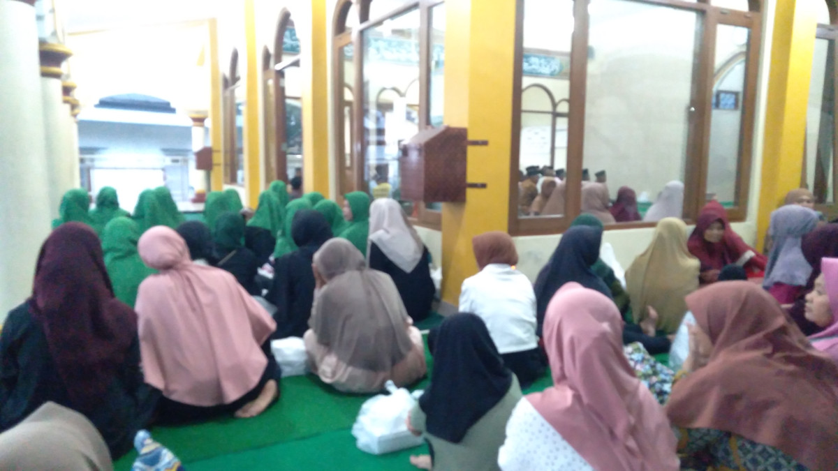 Buka bersama warga  rw 09,rw10 cokrogaten