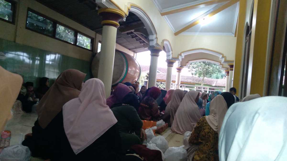 Buka bersama warga  rw 09,rw10 cokrogaten