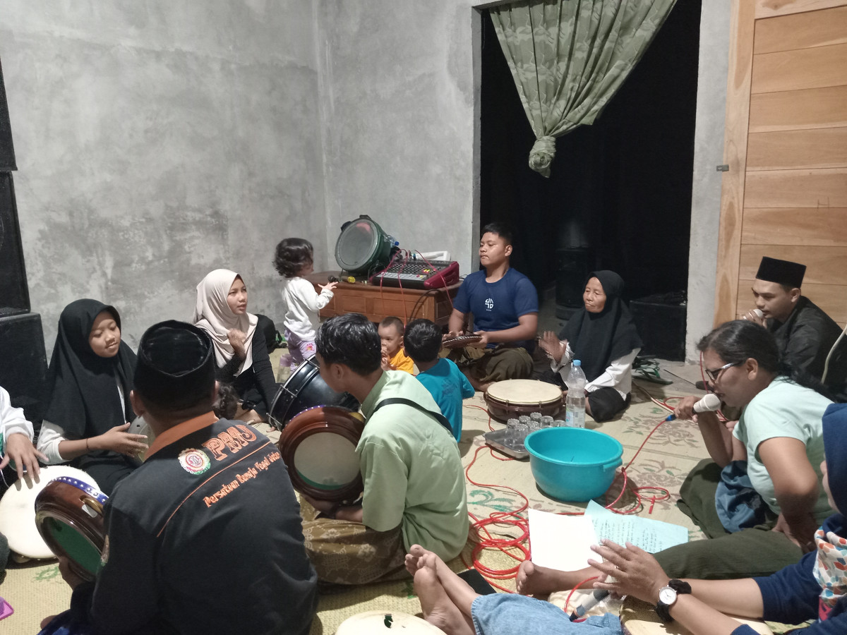 Latihan hadroh ibu-ibu tegal jaten balong