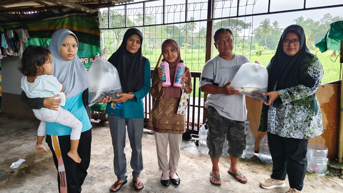 Pemberian Bibit Lele dan Pakan Lele oleh PKK Pokja 3 di Padukuhan Kalibulus