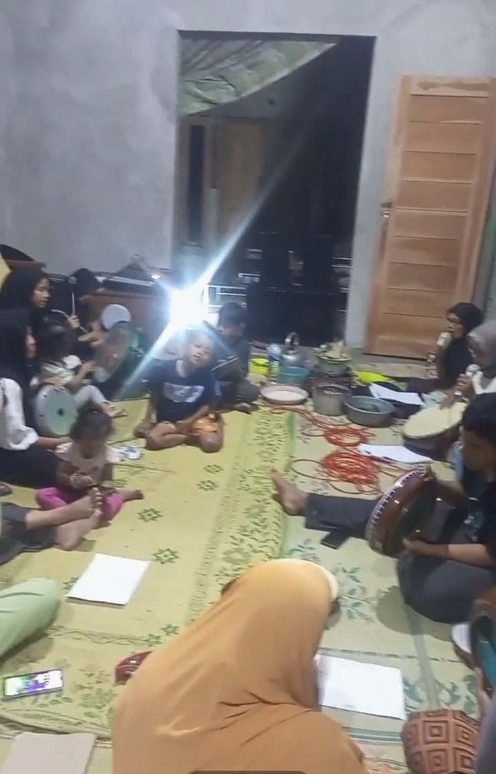 Latihan hadroh ibu-ibu tegal jaten balong