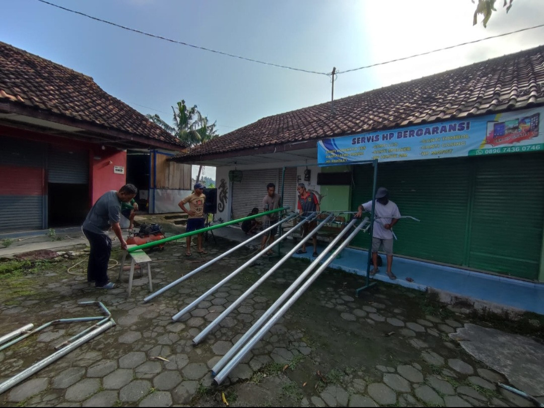 Pengecatan bambu umbul-umbul rogobangsan rt 05