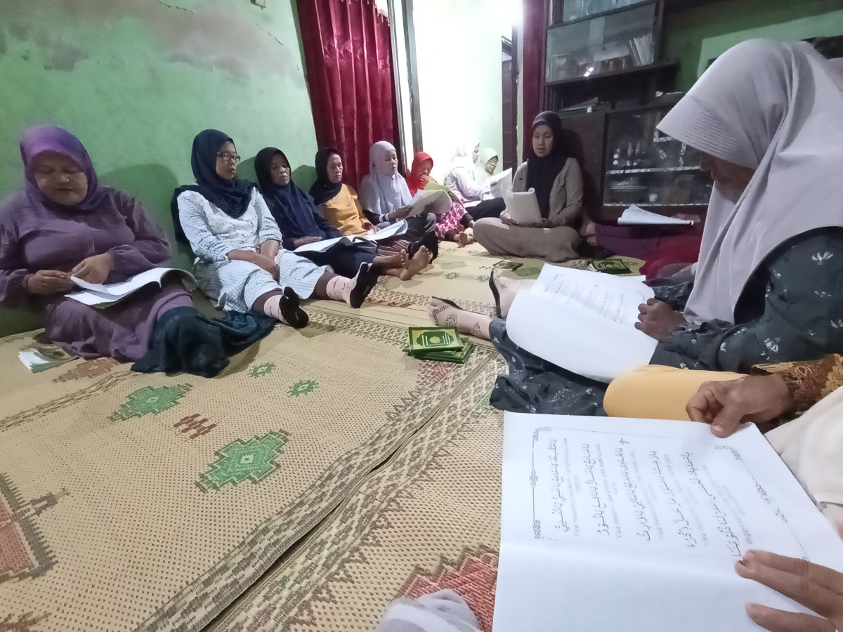 Yasinan rutin ibu ibu malam minggu dusun koroulon kidul