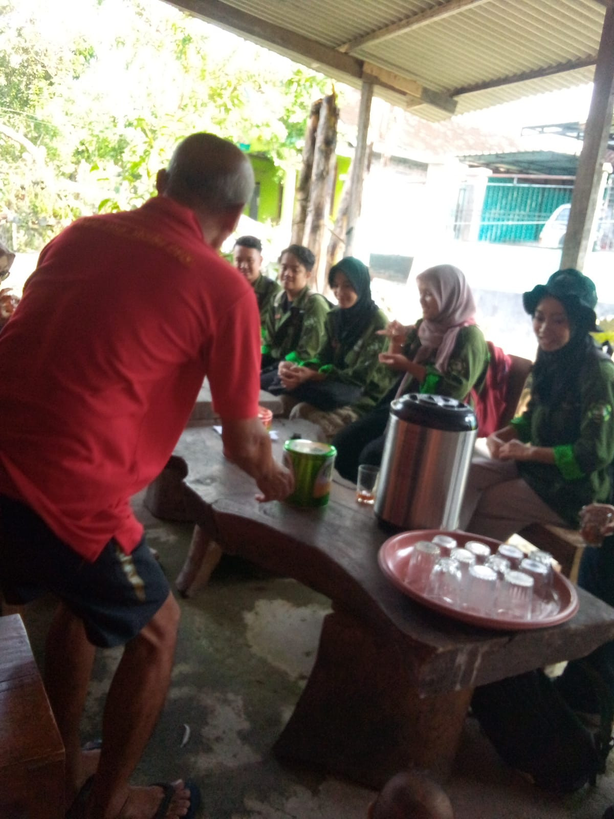 Kunjungan mahasiswa UPN untuk penelitian kedalaman sumur di dusun koroulon kidul