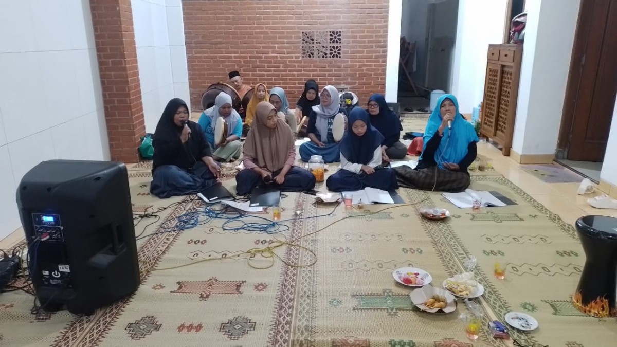 Latihan hadroh ibu-ibu tegal balong