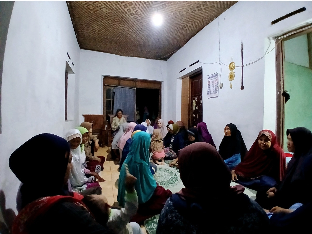 Warga RW06 dusun Kalibulus sedang membesuk ibu Sri Lestari yang sedang sakit