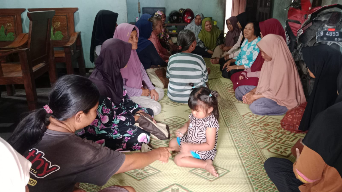 Menengok orang sakit rt 4 rw 18 balong