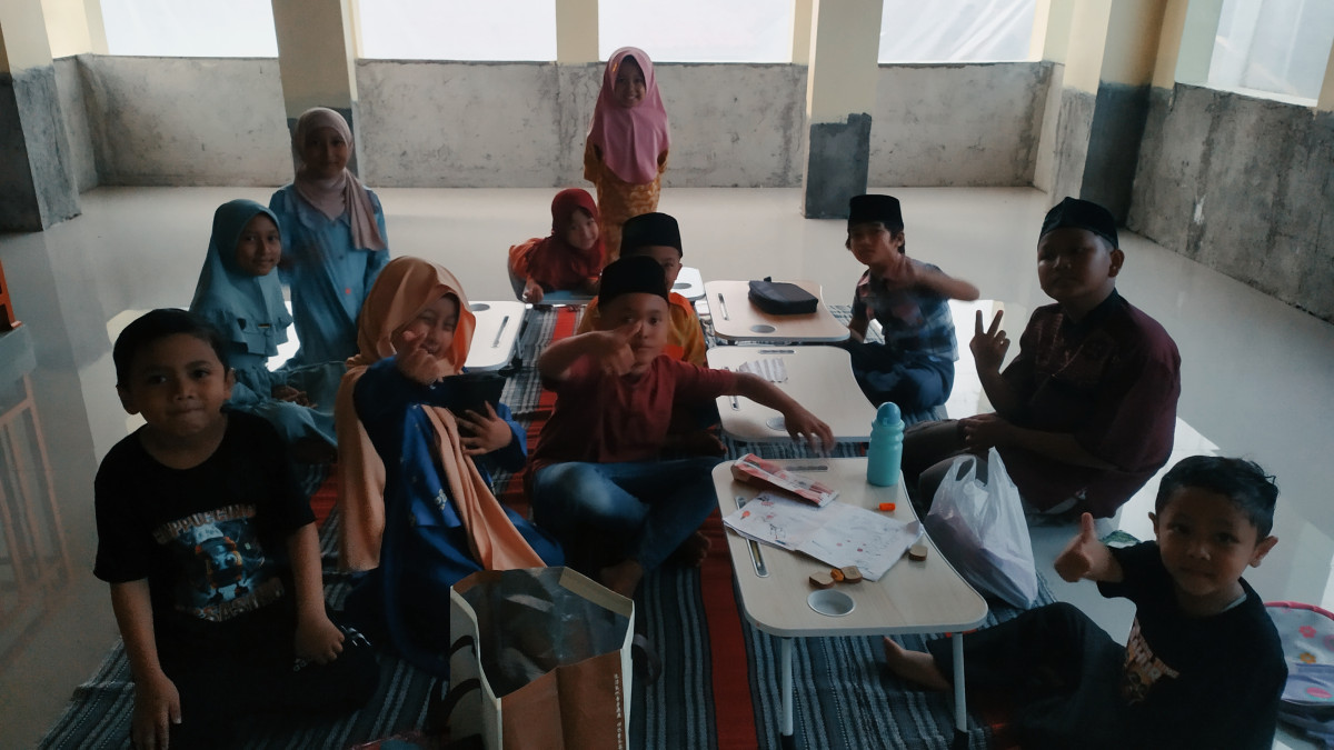 Mengaji bersama Santri TPA Al ikhlas Koroulon Lor