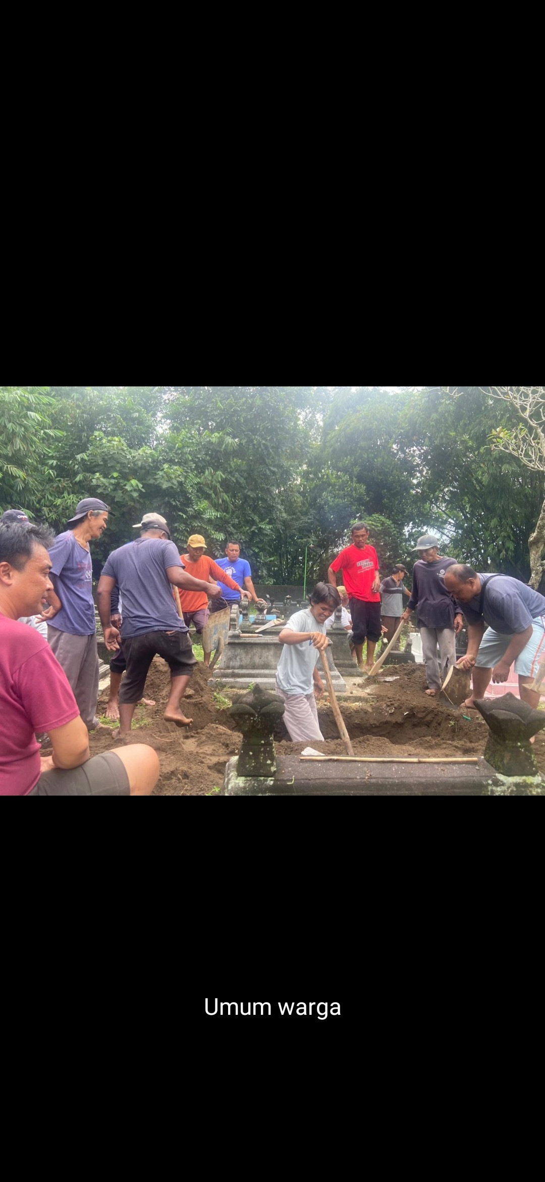Penggalian Makam untuk Jenazah Koroulon Lor